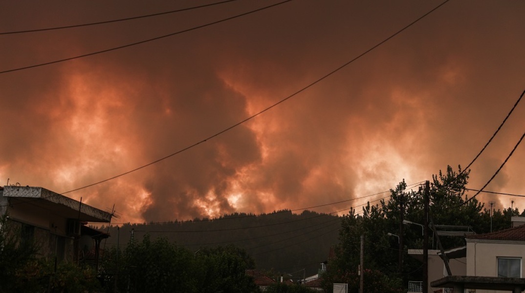 Πύρινο μέτωπο στην Εύβοια - Στιγμιότυπο από τη φωτιά στις Γούβες
