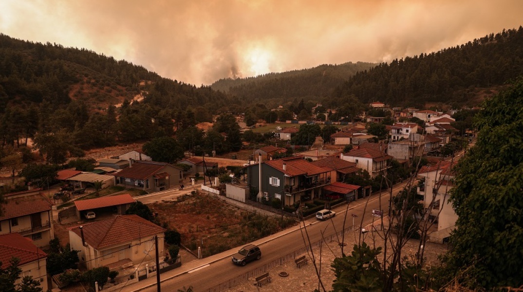 Το πύρινο μέτωπο πάνω από το χωριό Γούβες στην Εύβοια