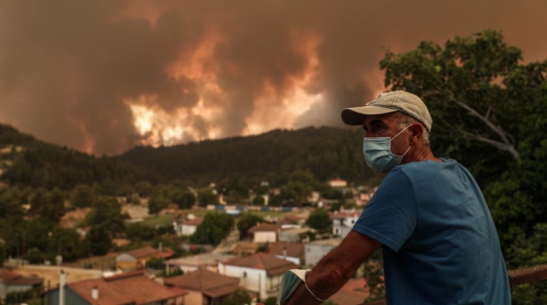 Καίει το βόρειο πύρινο μέτωπο στην Εύβοια - Κάτοικοι παρακολουθούν την πορεία της φωτιάς