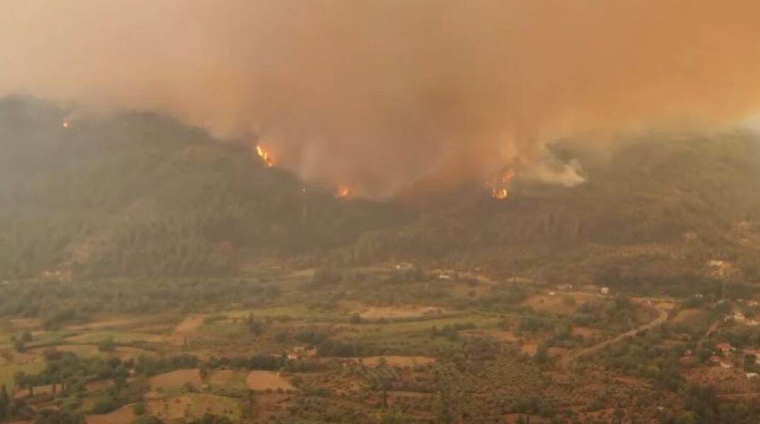 Φωτιά στη Γορτυνία - Στιγμιότυπο από το πύρινο μέτωπο που έκαιγε το Σάββατο