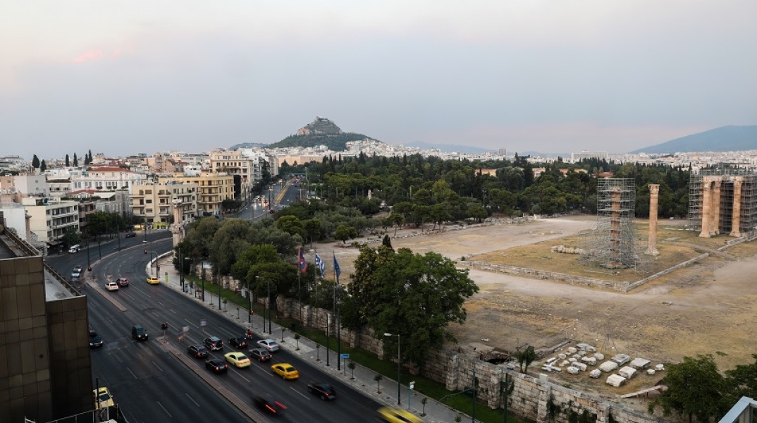 Καιρός - Καπνός πάνω από την Αθήνα λόγω των πυρκαγιών