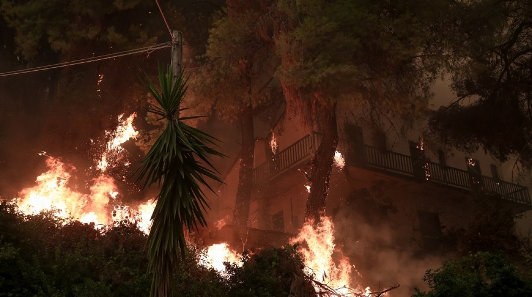 Φωτιά μπροστά από σπίτι στο Πευκί της Εύβοιας