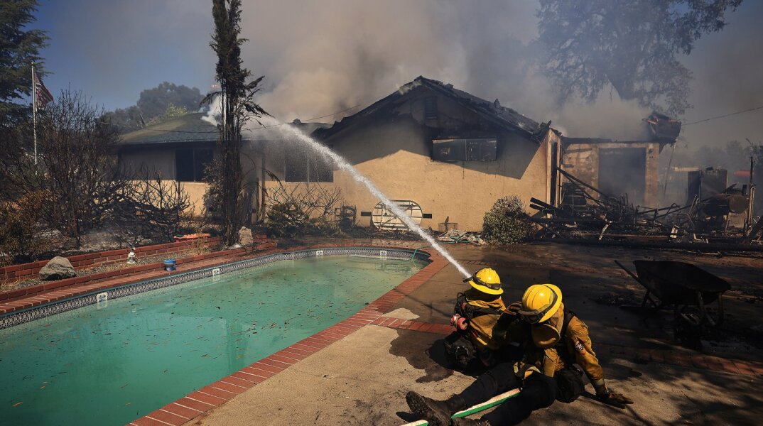 Πυροσβέστες που προσπαθούν να σβήσουν φωτιά στην Καλιφόρνια