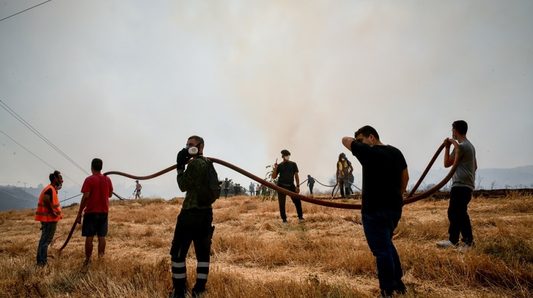 Εθελοντές πυροσβέστες επιχειρούν σε κατάσβεση στην Αττική