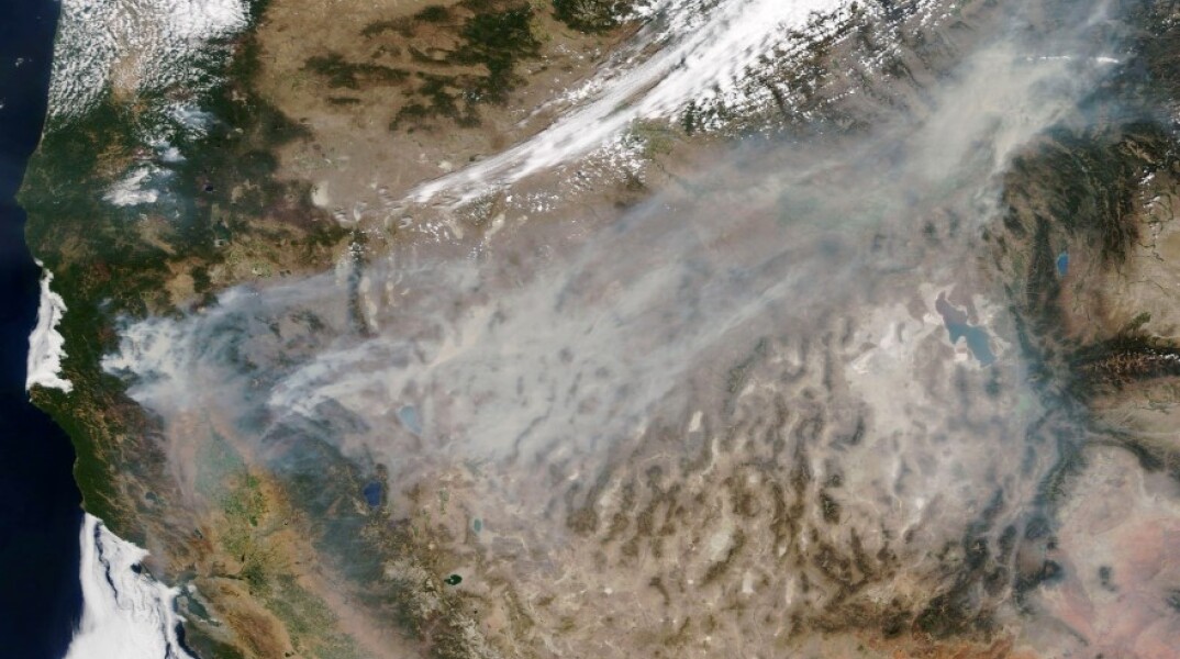 Δορυφορική εικόνα που δείχνει την έκταση του καπνού που προκαλείται από τις πυρκαγιές στη Βόρεια Καλιφόρνια σε όλη τη χώρα © EPA / NASA WORLDVIEW HANDOUT