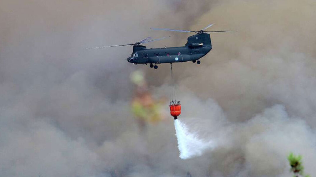 Ελικόπτερο Chinook από την Αεροπορία Στρατού επιχειρεί σε πυρκαγιά (ΦΩΤΟ ΑΡΧΕΙΟΥ)
