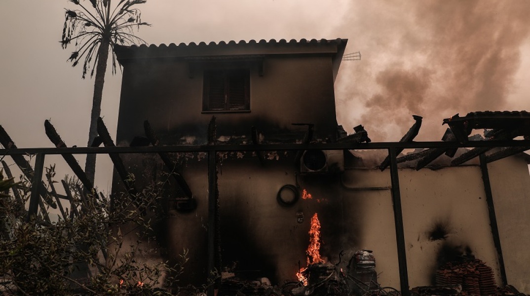 Καταστροφές σε σπίτι από τη φωτιά στην Εύβοια