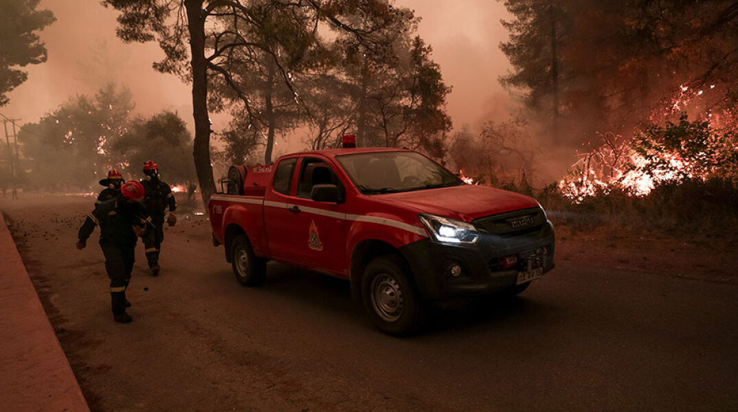 Πυροσβέστες στην Εύβοια μάχονται τις φλόγες για να σώσουν χωριά