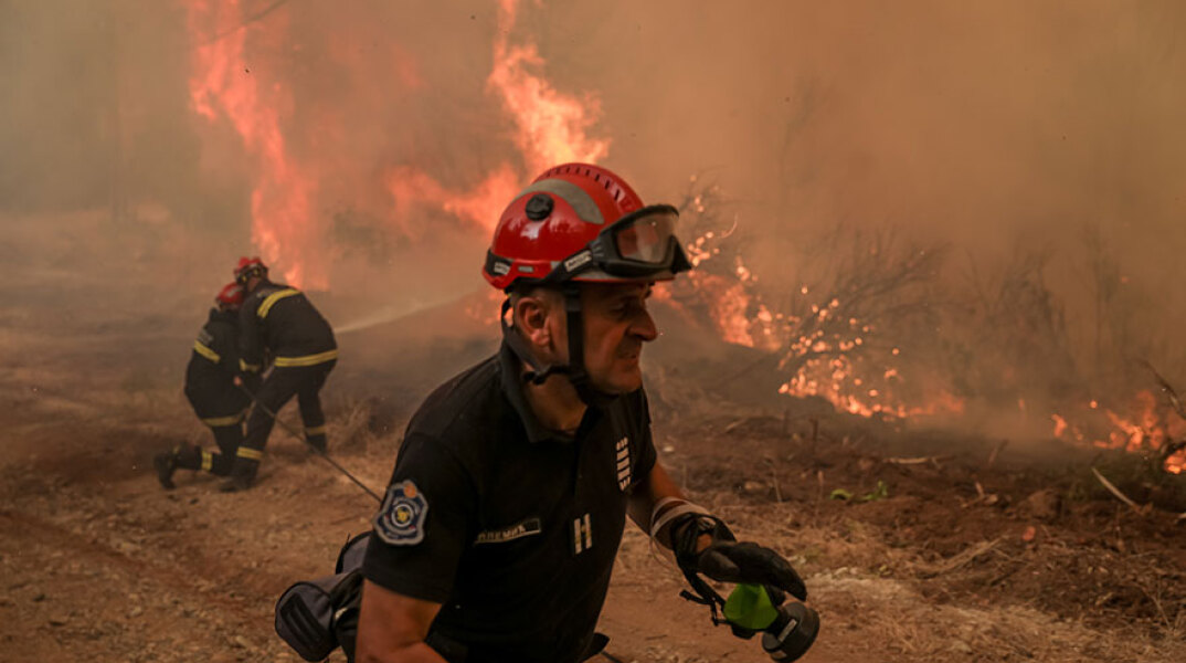 Πυροσβέστης στην Εύβοια, αντιμέτωπος με τη φωτιά
