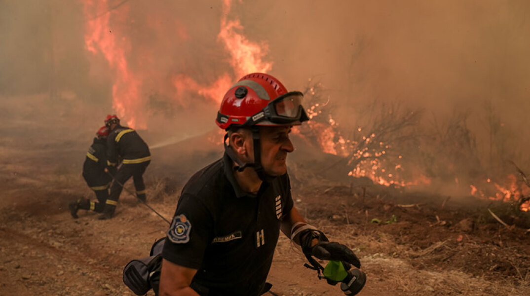 Πυροσβέστης στην Εύβοια, αντιμέτωπος με τη φωτιά