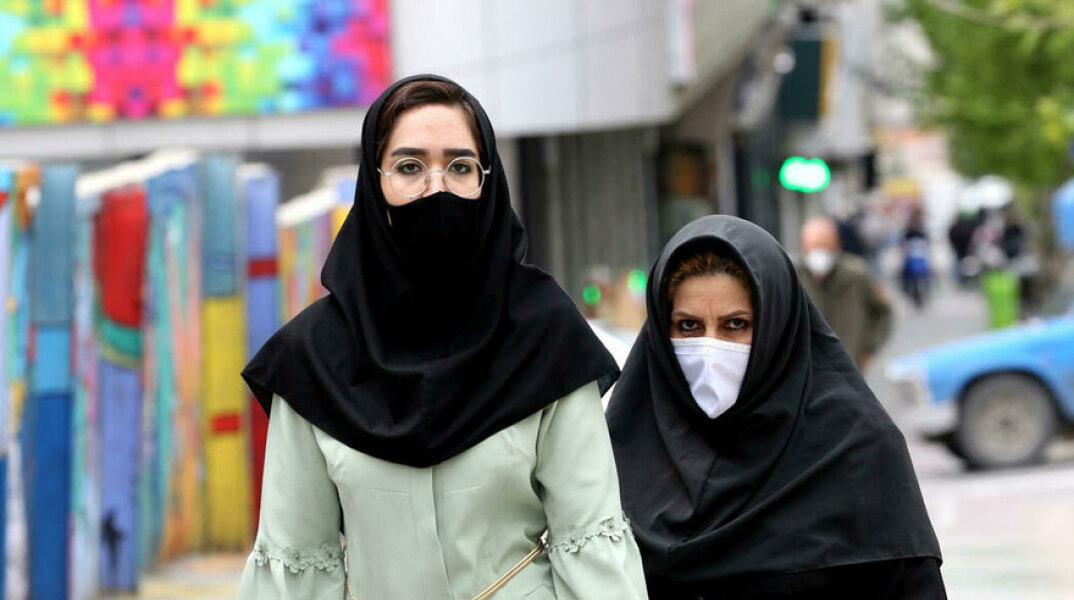 Γυναίκες με μάσκα για τον κορωνοϊό στο Ιράν