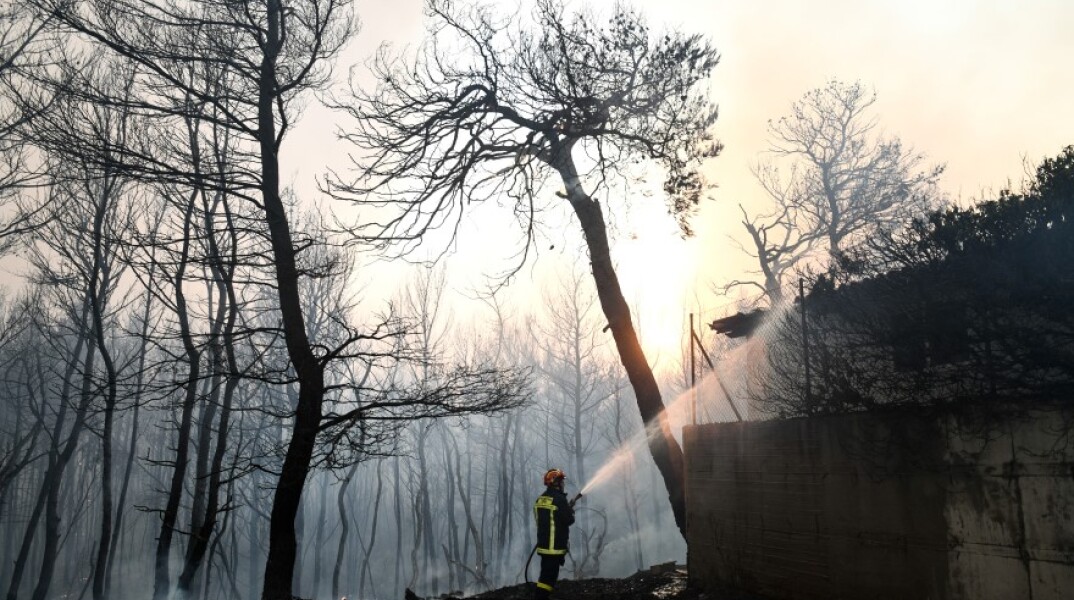 Φωτιά στη Βαρυμπόμπη © EUROKINISSI / ΤΑΤΙΑΝΑ ΜΠΟΛΑΡΗ