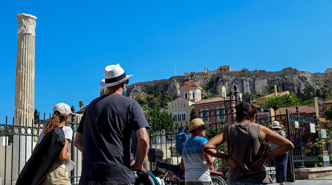 Τουρίστες στο Μοναστηράκι (ΦΩΤΟ ΑΡΧΕΙΟΥ) - Ο ΕΟΔΥ ανακοίνωσε σήμερα Δευτέρα 9 Αυγούστου 2021 τα νέα κρούσματα κορωνοϊού στην Ελλάδα