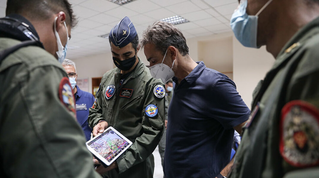 Ο πρωθυπουργός Κυριάκος Μητσοτάκης στην 112η Πτέρυγα Μάχης ενημερώνεται για τις φωτιές