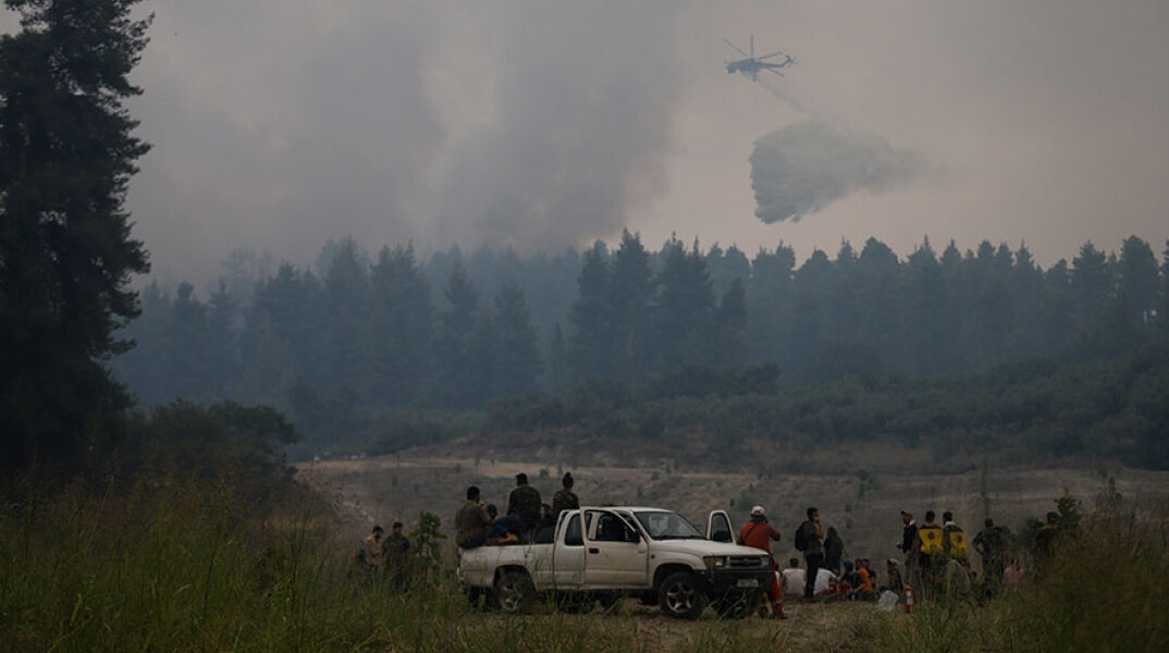 Ελικόπτερο επιχειρεί στη φωτιά στην Εύβοια