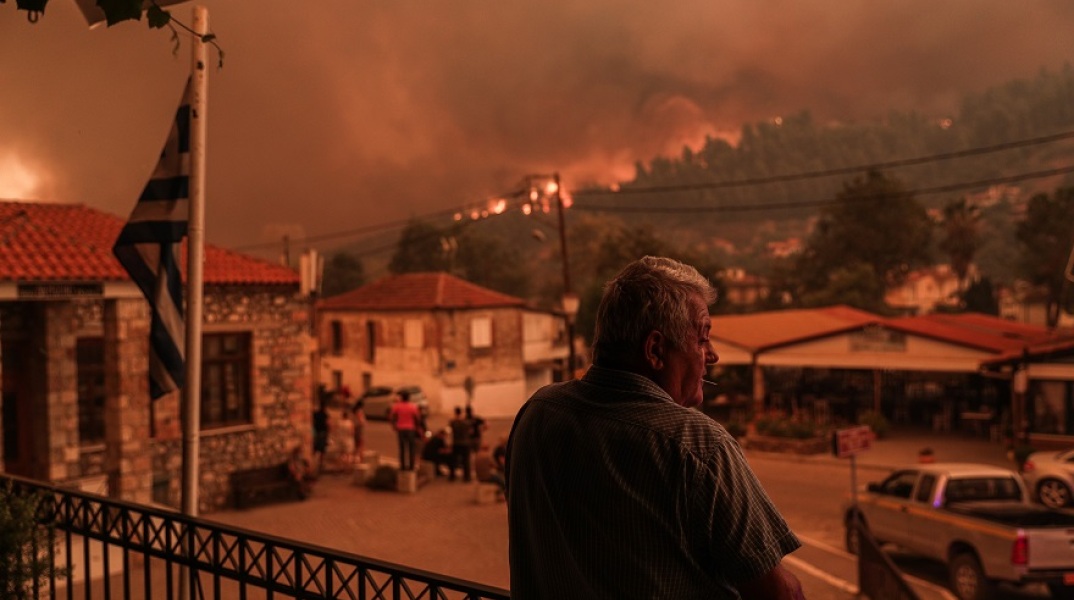 Πυρκαγιά στην Εύβοια: Στιγμιότυπο από τη φωτιά στον οικισμό Γούβες