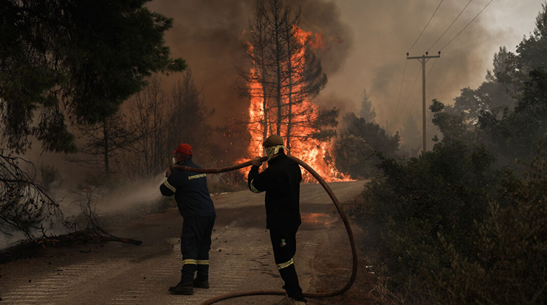 Πυροσβέστες επιχειρούν σε φωτιά - Η πυρκαγιά στην Αρκαδία μαίνεται, απειλώντας χωριά