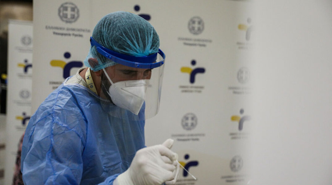 Υγειονομικός του ΕΟΔΥ πραγματοποιεί rapid test στο Σύνταγμα (ΦΩΤΟ ΑΡΧΕΙΟΥ) - Ο ΕΟΔΥ ανακοίνωσε σήμερα Τρίτη 10 Αυγούστου 2021 τα νέα κρούσματα κορωνοϊού στην Αττική