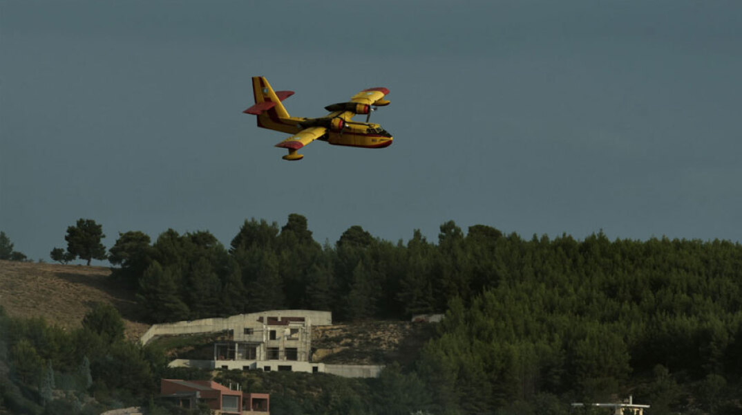 Πυρκαγιές στην Ελλάδα: Αεροσκάφος Canadair κατευθύνεται σε πύρινο μέτωπο