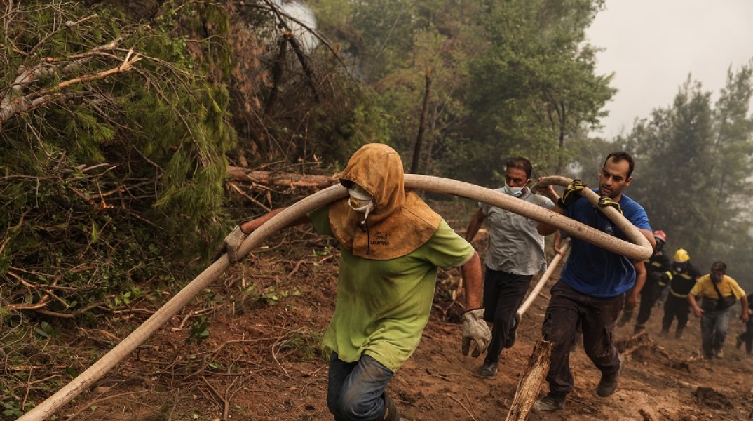 Εύβοια - Στιγμιότυπο από τη μάχη με τις αναζωπυρώσεις