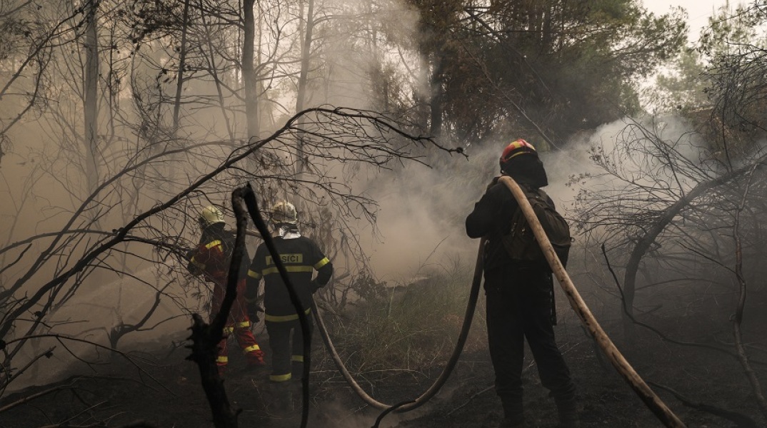 Φωτιά στην Εύβοια: Πυροσβέστες σε καμένες εκτάσεις για αναζωπυρώσεις