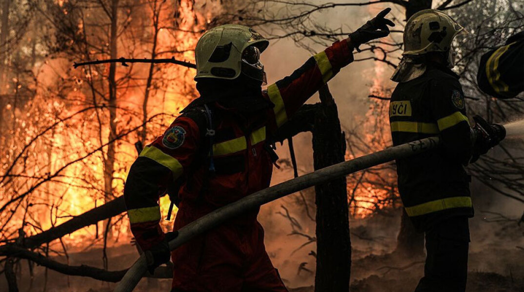 Πυροσβέστες μάχονται τις φλόγες στην Εύβοια - Ο Κωνσταντίνος Λουράντος προκάλεσε αντιδράσεις με ανάρτησή του για τις φωτιές στην Ελλάδα