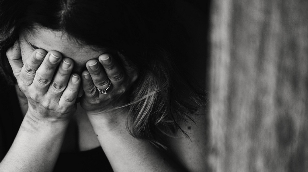 Μια γυναίκα κρατάει το πρόσωπο της απογοητευμένη. 