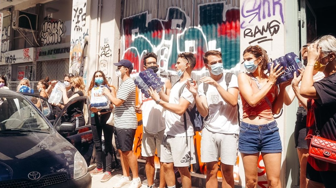 Αλυσίδα Αγάπης στο κέντρο της Αθήνας για τους πυρόπληκτους