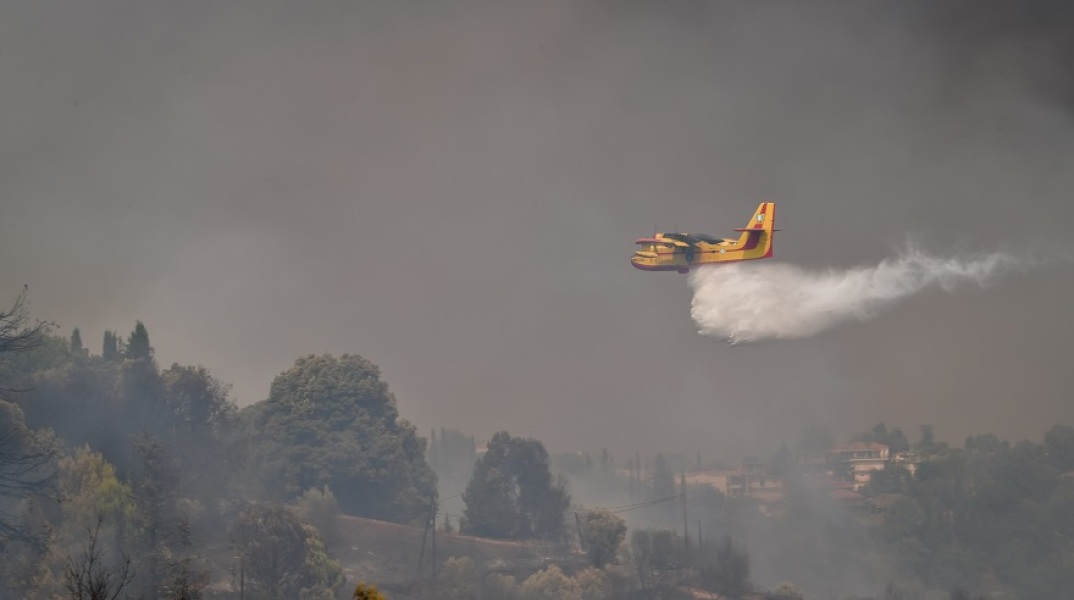 Εναέρια πυροσβεστικά μέσα επιχειρούν στην Ηλεία