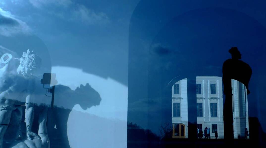 Φωτογραφία στο εξώφυλλο της συλλογής «Ποιήματα» του Ηλία Ευθυμιόπουλου (εκδ. ATHENS VOICE BOOKS)