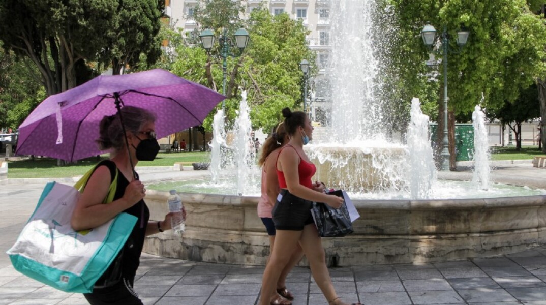 Καύσωνας στο κέντρο της Αθήνας © EUROKINISSI /  ΓΙΕΝΑΝΤΑ ΝΤΕΛΑΙ