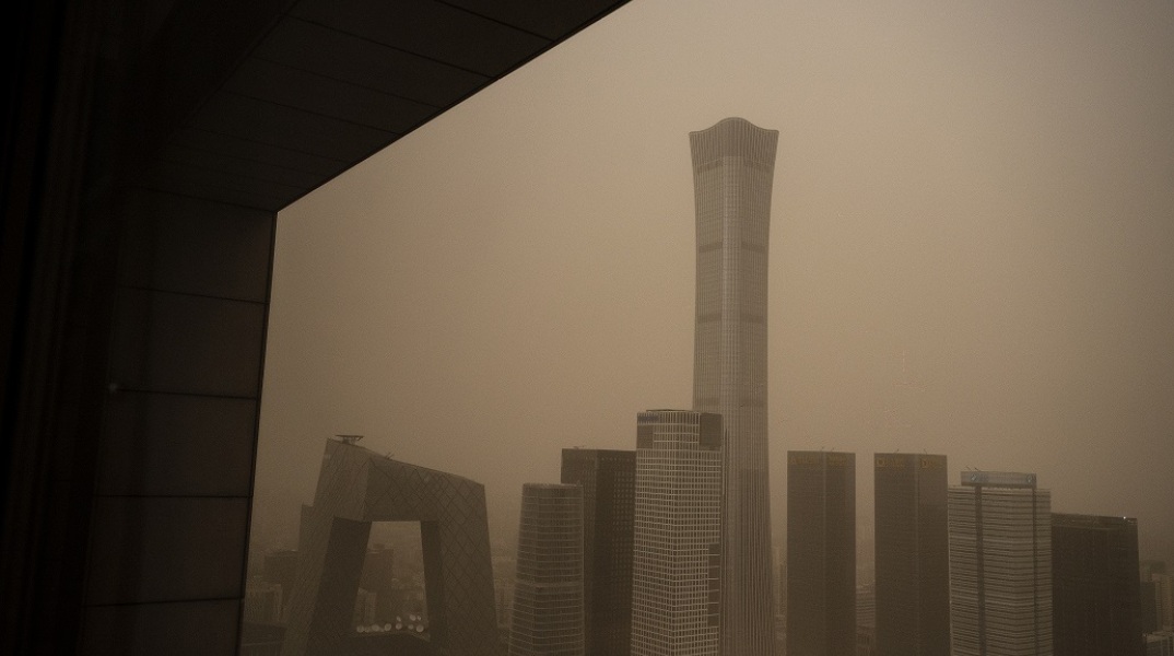 Στιγμιότυπο στο Πεκίνο κατά τη διάρκεια ανεμοθύελλας