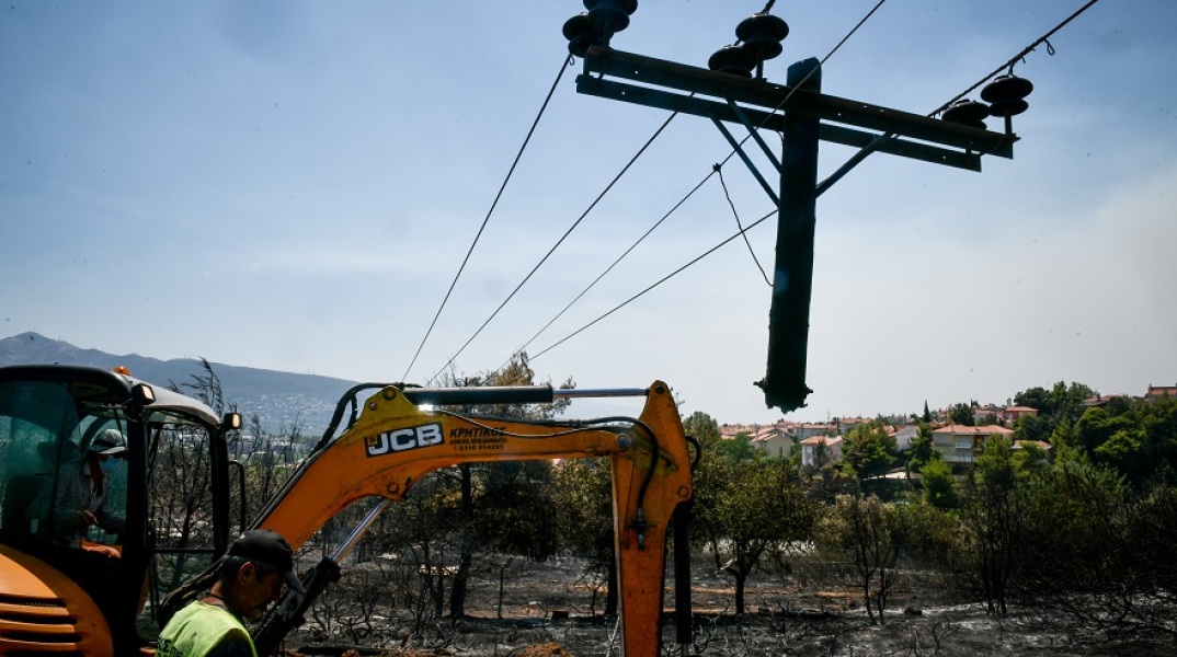 Ηλεκτροδότηση: Ζημιές από τις φωτιές στο δίκτυο - Χωρίς ρεύμα σπίτια σε Αττική και Εύβοια