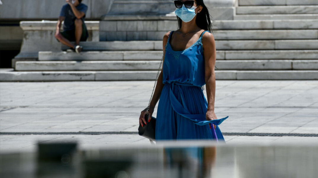 Κοπέλα με μάσκα για τον κορωνοϊό στο Σύνταγμα (ΦΩΤΟ ΑΡΧΕΙΟΥ) - 4.181 νέα κρούσματα κορωνοϊού ανακοίνωσε σήμερα Τρίτη 10 Αυγούστου 2021 ο ΕΟΔΥ