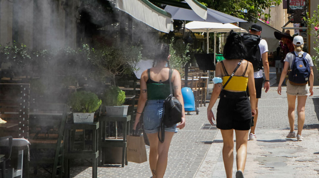 Κοπέλες στο κέντρο της Αθήνας (ΦΩΤΟ ΑΡΧΕΙΟΥ) - Ο ΕΟΔΥ ανακοίνωσε σήμερα Τρίτη 10 Αυγούστου 2021 τα νέα κρούσματα κορωνοϊού στην Ελλάδα