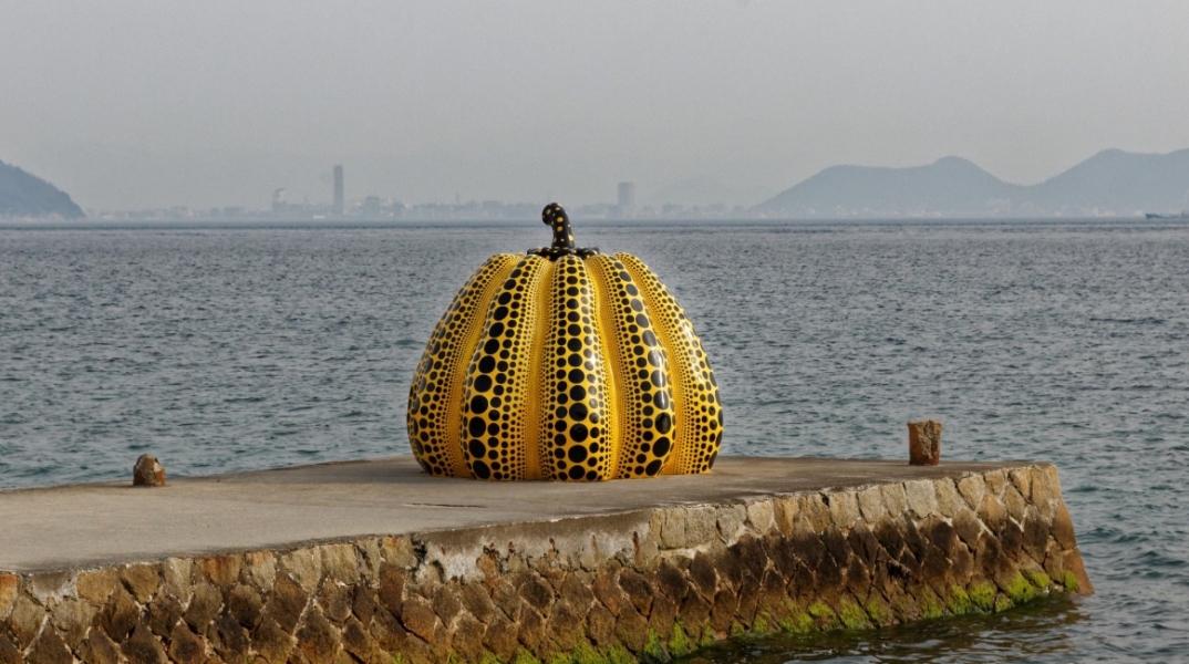 Γιαγιόι Κουσάμα, η "κίτρινη κολοκύθα" της στην ακτή της Ναοσίμα