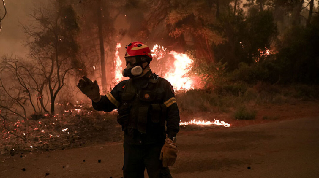 Φωτιά στην Εύβοια: Πυροσβέστης στο πύρινο μέτωπο - Ο ΟΠΕΚΑ χορηγεί εφάπαξ 6.000 ευρώ σε εγκαυματίες