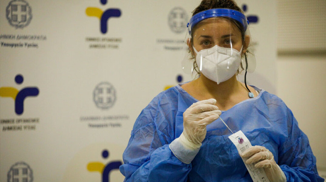 Υγειονομικός του ΕΟΔΥ πραγματοποιεί δωρεάν rapid test στο Σύνταγμα (ΦΩΤΟ ΑΡΧΕΙΟΥ)