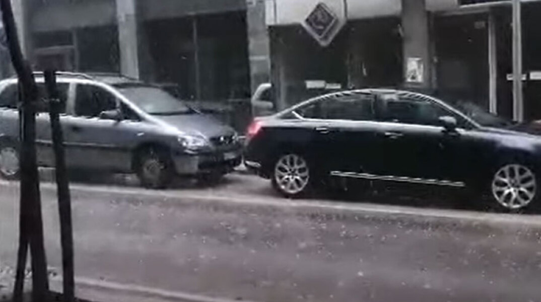 Το μπουρίνι στην Καβάλα έφερε χαλάζι σε δρόμους της πόλης, την ώρα που μαίνονται πυρκαγιές σε Εύβοια, Αρκαδία και Ηλεία