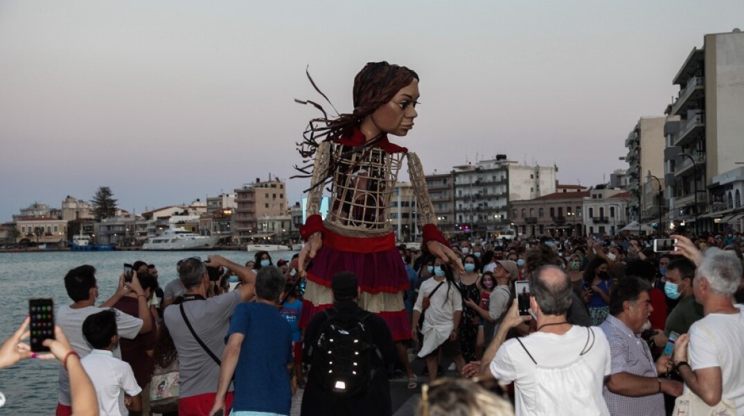  Η Μικρή Αμάλ, μία μαριονέτα ύψους 3,5 μέτρων που εκπροσωπεί όλα τα παιδιά-πρόσφυγες, ξεκίνησε το ταξίδι της στην Ελλάδα από την Χίο © EUROKINISSI / ΔΗΜΗΤΡΗΣ ΒΟΥΧΟΥΡΗΣ