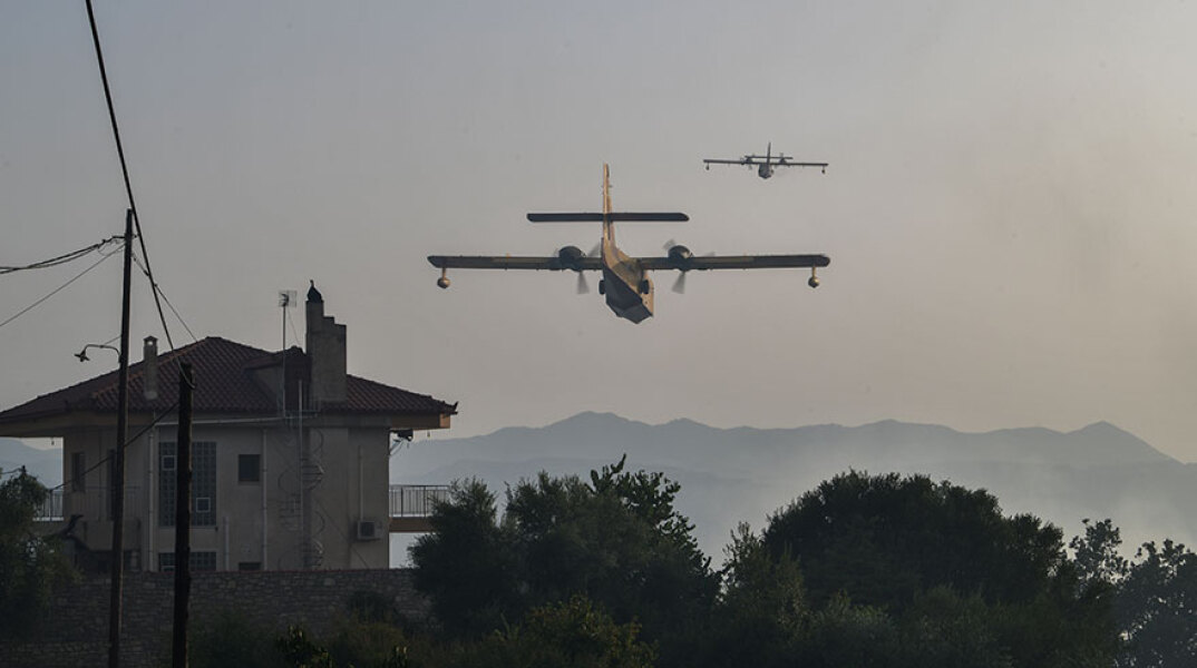 Φωτιά στην Αρκαδία: Αεροσκάφη Canadair πάνω από σπίτια στη Γορτυνία
