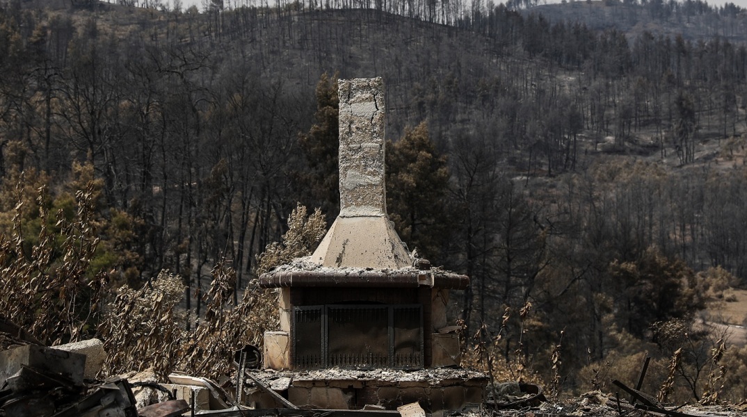 Για ένατη ημέρα καίνε οι πυρκαγιές στα μέτωπα της βόρειας Εύβοιας, Τετάρτη 11 Αυγούστου 2021. Στιγμιότυπο από την Αγία Άννα