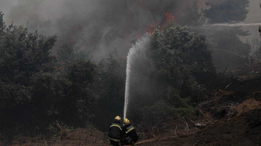 Συνεχείς είναι οι αναζωπυρώσεις στην Εύβοια, όπου η φωτιά μαίνεται για όγδοη ημέρα, Τρίτη 10 Αυγούστου 2021. Στιγμιότυπο από το μέτωπο της Αβγαριάς