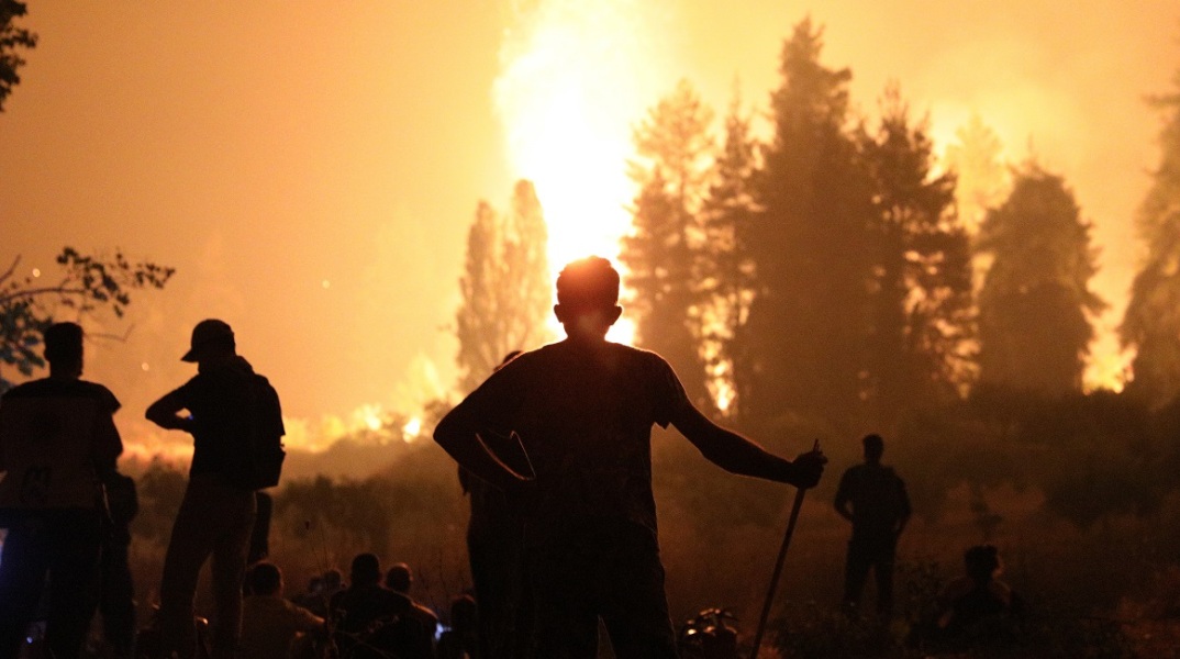 Στιγμιότυπο από τη φωτιά στη βόρεια Εύβοια.