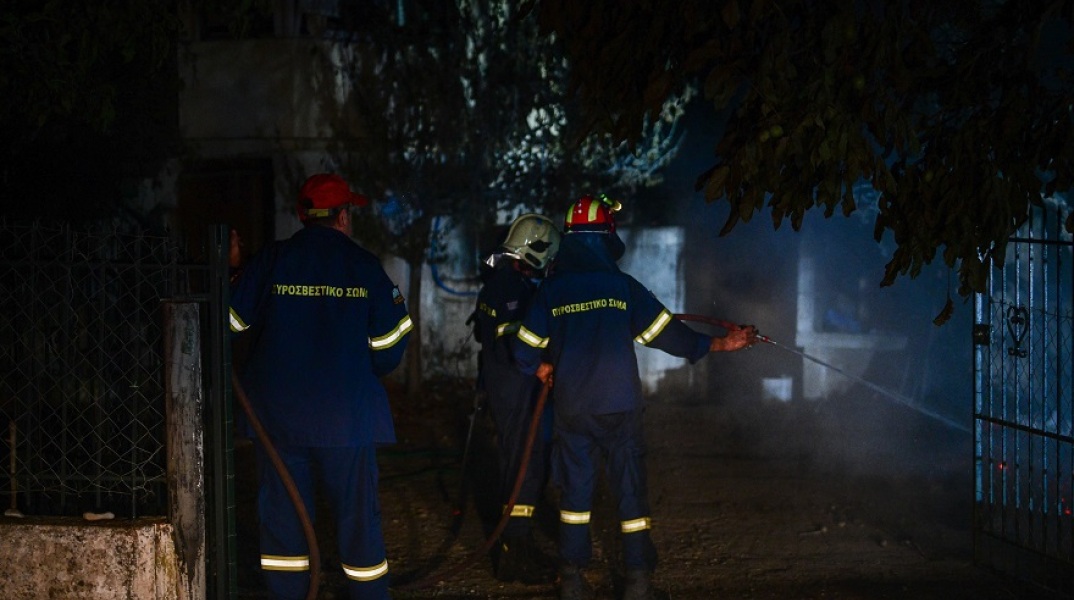 Πυροσβέστες επιχειρούν για την κατάσβεση της φωτιάς στη Γορτυνία