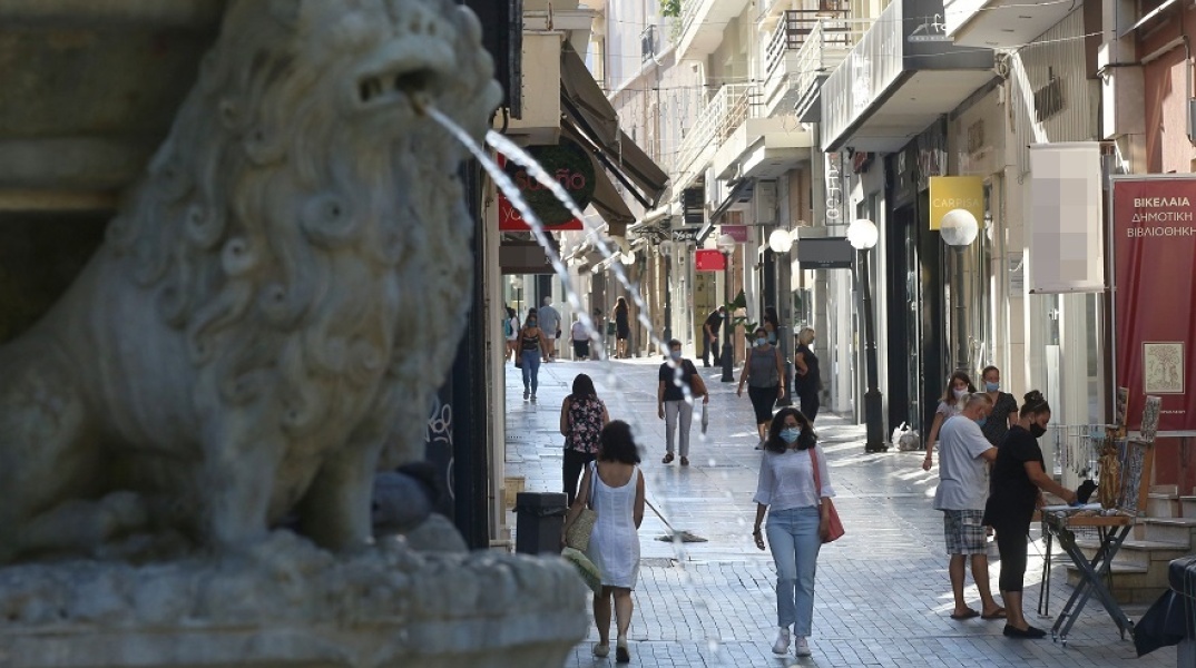 Πολίτες φορούν μάσκες στο Ηράκλειο της Κρήτης
