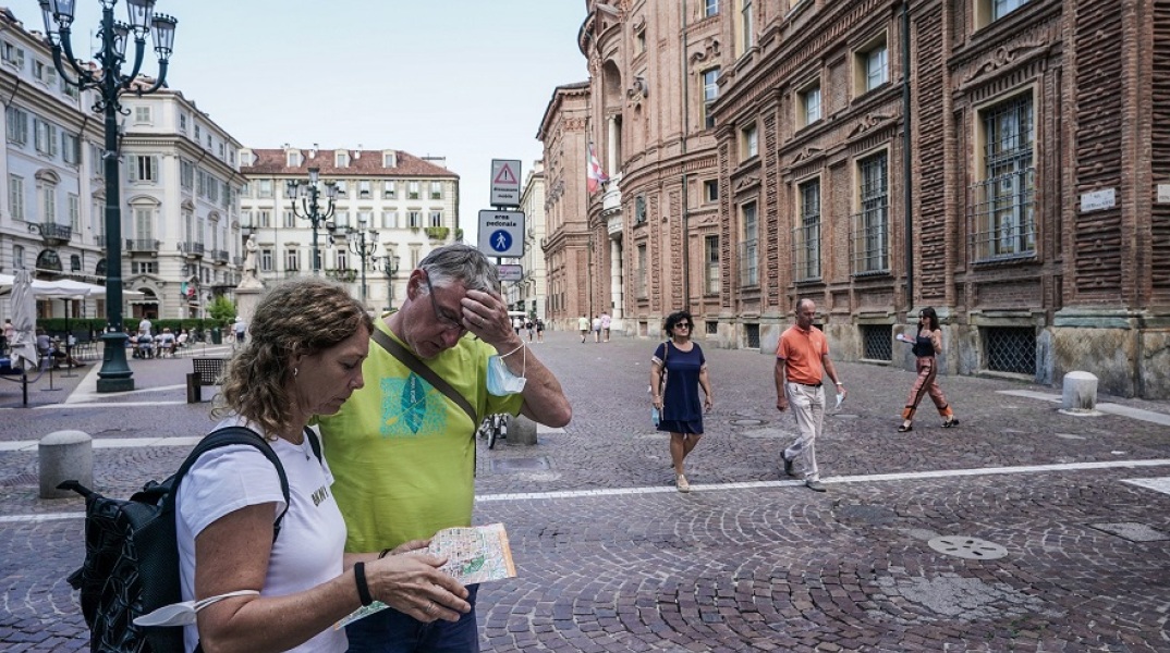Ιταλία: Πολίτες περπατούν στους δρόμους παρά τις υψηλές θερμοκρασίες