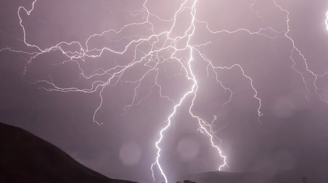 Κεραυνοί (ΦΩΤΟ ΑΡΧΕΙΟΥ) - Προκλήθηκαν πυρκαγιές σε Πόρτο Γερμενό και Μάνδρα Αττικής