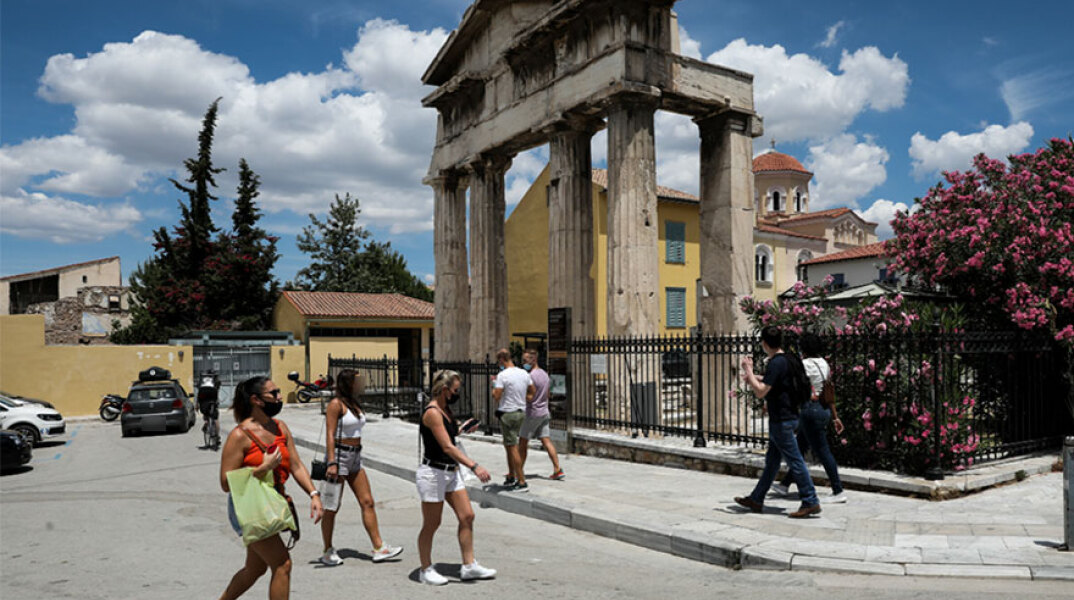 Πολίτες με μάσκα για τον κορωνοϊό έξω από αρχαιολογικό χώρο (ΦΩΤΟ ΑΡΧΕΙΟΥ) - Ο ΕΟΔΥ ανακοίνωσε τα νέα κρούσματα σήμερα Τετάρτη 11 Αυγούστου 2021