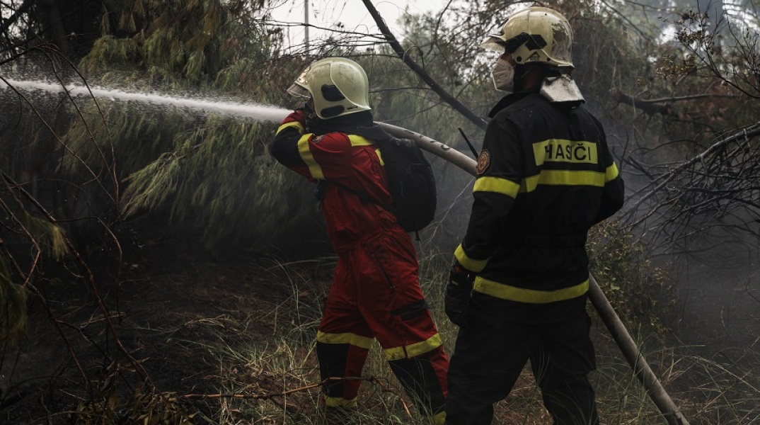 Πυρκαγιές: Πυροσβέστες επιχειρούν στα πύρινα μέτωπα της Εύβοιας